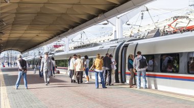 Moskova, Rusya, 19 Ağustos 2015 tarihinde. Leningrad istasyonu. Bir platform üzerinde yüksek hızlı tren Sapsan topraklarda yolcu gelir