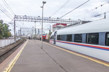 Moskova, Rusya, 19 Ağustos 2015 tarihinde. Leningrad istasyonu. Bir platform üzerinde yüksek hızlı tren Sapsan topraklarda yolcu gelir