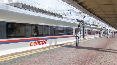 Moskova, Rusya, 19 Ağustos 2015 tarihinde. Leningrad istasyonu. Bir platform üzerinde yüksek hızlı tren Sapsan topraklarda yolcu gelir