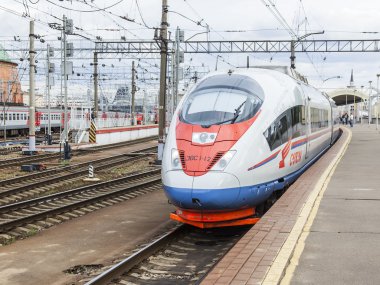 Moskova, Rusya, 19 Ağustos 2015 tarihinde. Leningrad istasyonu. Modern yüksek hızlı treni Sapsan yakınında bir platform. Demiryolu parça.