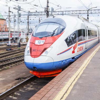 Moskova, Rusya, 19 Ağustos 2015 tarihinde. Leningrad istasyonu. Modern yüksek hızlı treni Sapsan yakınında bir platform. Demiryolu parça.