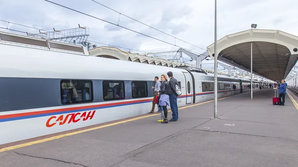 MOSCOW, RÚSSIA, em 19 de agosto de 2015. Estação de Leningrado. Passageiros vêm em terra no trem de alta velocidade Sapsan em uma plataforma — Fotografia de Stock