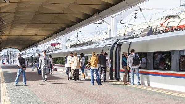 Moskova, Rusya, 19 Ağustos 2015 tarihinde. Leningrad istasyonu. Bir platform üzerinde yüksek hızlı tren Sapsan topraklarda yolcu gelir