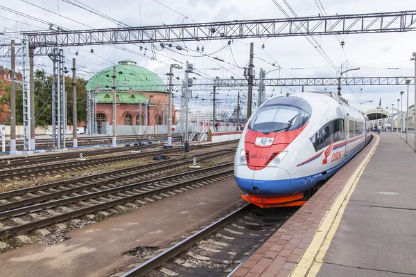 Moskova, Rusya, 19 Ağustos 2015 tarihinde. Leningrad istasyonu. Modern yüksek hızlı treni Sapsan yakınında bir platform. Demiryolu parça.