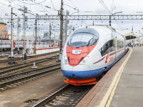 MOSCÚ, RUSIA, 19 de agosto de 2015. Estación de Leningrado. El moderno tren de alta velocidad Sapsan cerca de una plataforma. Vías férreas . — Foto de Stock