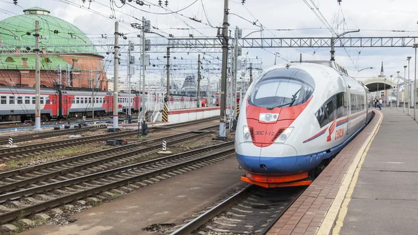 MOSCOW, RÚSSIA, em 19 de agosto de 2015. Estação de Leningrado. O trem de alta velocidade moderno Sapsan perto de uma plataforma. Caminhos de ferro . — Fotografia de Stock
