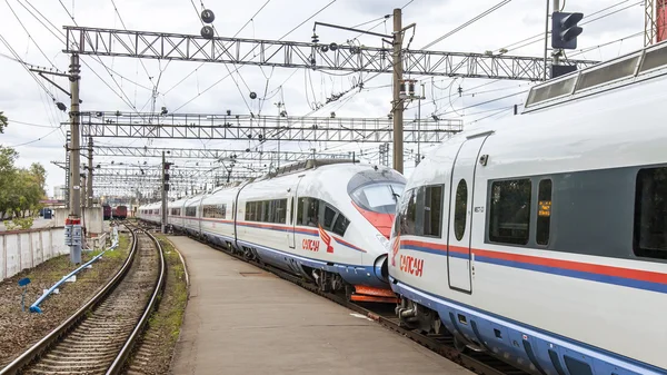 Moskova, Rusya, 19 Ağustos 2015 tarihinde. Leningrad istasyonu. Modern yüksek hızlı tren Sapsan bir platformdan diğerine gider..