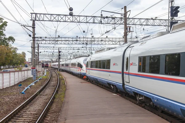 MOSCA, RUSSIA, il 19 AGOSTO 2015. Stazione di Leningrado. Il treno ad alta velocità moderno Sapsan va da una piattaforma . — Foto Stock