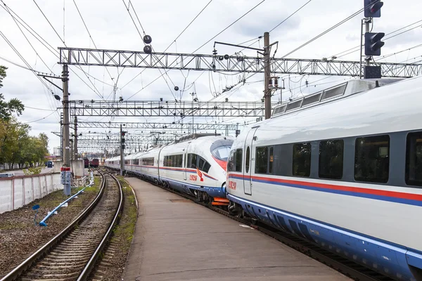 Moskova, Rusya, 19 Ağustos 2015 tarihinde. Leningrad istasyonu. Modern yüksek hızlı tren Sapsan bir platformdan diğerine gider..