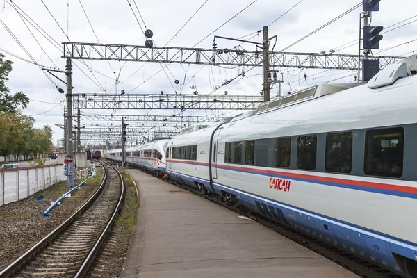 Moskova, Rusya, 19 Ağustos 2015 tarihinde. Leningrad istasyonu. Modern yüksek hızlı tren Sapsan bir platformdan diğerine gider.. — Stok fotoğraf