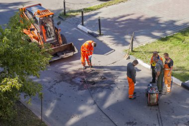 Pushkino, Rusya, 21 Ağustos 2015 tarihinde. İşçiler yolun şehrin onarım