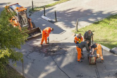 Pushkino, Rusya, 21 Ağustos 2015 tarihinde. İşçiler yolun şehrin onarım