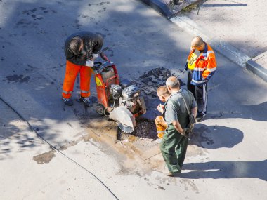 Pushkino, Rusya, 21 Ağustos 2015 tarihinde. İşçiler yolun şehrin onarım
