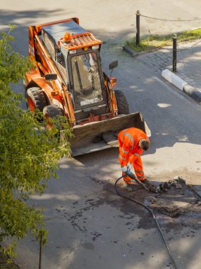 Pushkino, Rusya, 21 Ağustos 2015 tarihinde. İşçiler yolun şehrin onarım