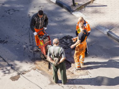 Pushkino, Rusya, 21 Ağustos 2015 tarihinde. İşçiler yolun şehrin onarım