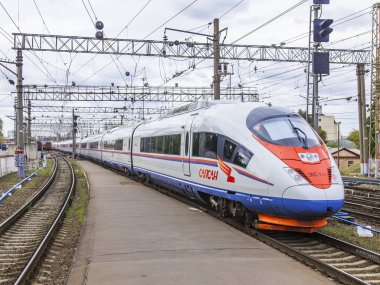 Moskova, Rusya, 19 Ağustos 2015 tarihinde. Leningrad istasyonu. Modern yüksek hızlı tren Sapsan