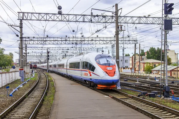 俄罗斯的莫斯科，在 2015 年 8 月 19 日。列宁格勒站。现代高速火车 Sapsan — 图库照片