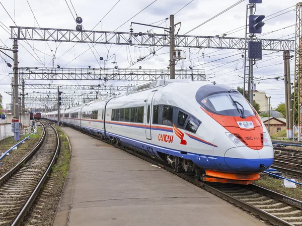 MOSCÚ, RUSIA, 19 de agosto de 2015. Estación de Leningrado. El moderno tren de alta velocidad Sapsan — Foto de Stock