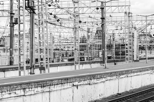 MOSCÚ, RUSIA, 19 de agosto de 2015. La estación de Leningrado - una de las nueve estaciones de tren y la estación más antigua de Moscú. Vista de los andenes de los trenes regionales —  Fotos de Stock