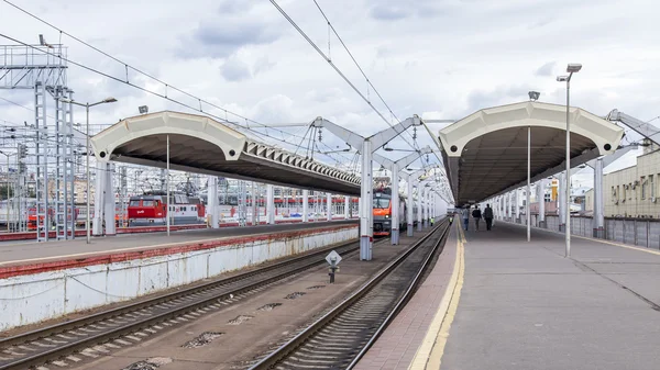 Moskau, russland, am 19. august 2015. leningrad station - einer von neun bahnhöfen und der älteste bahnhof von moskau. Blick auf Bahnsteige für Regionalzüge — Stockfoto