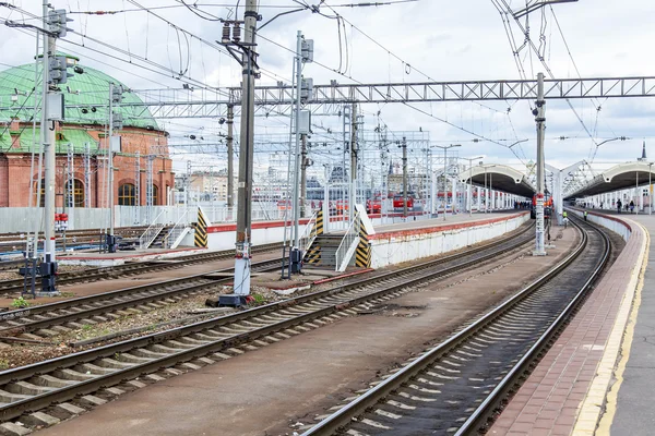 МОСКВА, РОССИЯ, 19 августа 2015 г. Ленинградский вокзал - один из девяти вокзалов и старейший вокзал Москвы. Вид платформ для региональных поездов — стоковое фото