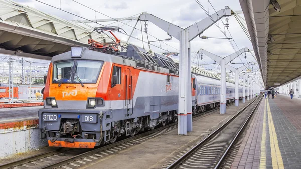 Moskova, Rusya, 19 Ağustos 2015 tarihinde. Leningrad istasyonu. Treni yakınında bir platform — Stok fotoğraf