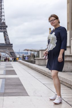 Paris, Fransa, 1 Eylül 2015 tarihinde. Turist Eyfel Kulesi fotoğrafı