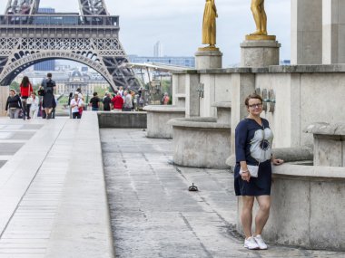 Paris, Fransa, 1 Eylül 2015 tarihinde. Turist Eyfel Kulesi fotoğrafı