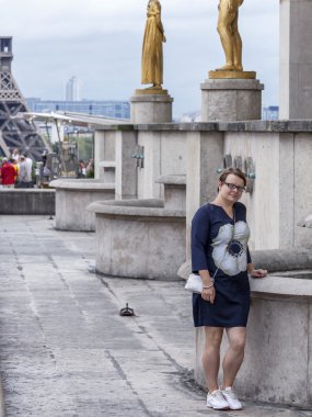 Paris, Fransa, 1 Eylül 2015 tarihinde. Turist Eyfel Kulesi fotoğrafı