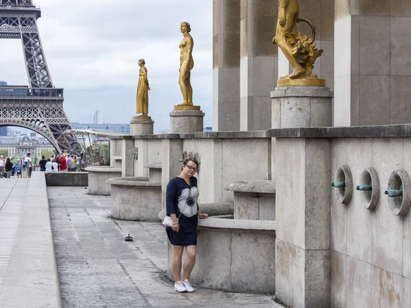 PARIS, FRANCE, le 1er septembre 2015. Le touriste est photographié près de la Tour Eiffel — Photo