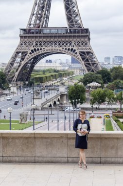 Paris, Fransa, 1 Eylül 2015 tarihinde. Turist Eyfel Kulesi fotoğrafı