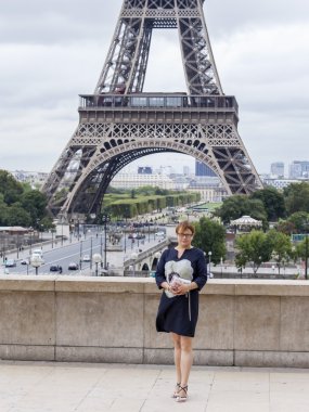 Paris, Fransa, 1 Eylül 2015 tarihinde. Turist Eyfel Kulesi fotoğrafı