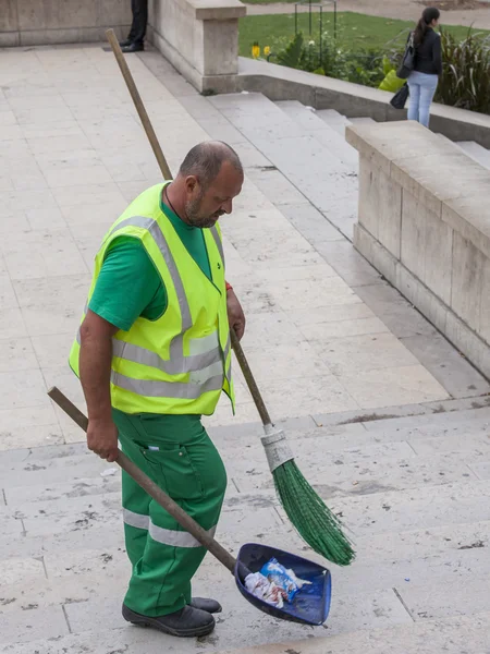 Parijs, Frankrijk, op 1 September 2015. De conciërge reinigt de straat — Stockfoto