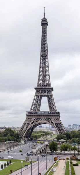 PARÍS, FRANCIA, 1 de septiembre de 2015. Vista de la Torre Eiffel y el Puente de Iena. La Torre Eiffel es uno de los lugares más visitados y reconocibles del mundo — Foto de Stock