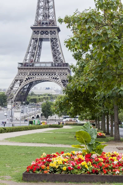 PARÍS, FRANCIA, 1 de septiembre de 2015. Vista de la Torre Eiffel y el Puente de Iena. La Torre Eiffel es uno de los lugares más visitados y reconocibles del mundo — Foto de Stock