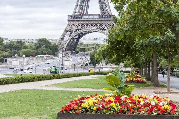PARÍS, FRANCIA, 1 de septiembre de 2015. Vista de la Torre Eiffel y el Puente de Iena. La Torre Eiffel es uno de los lugares más visitados y reconocibles del mundo — Foto de Stock