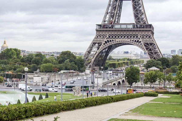 Parijs, Frankrijk, op 1 September 2015. Uitzicht op de Eiffeltoren en Iena Bridge. De Eiffeltoren is één van de meest bezochte en herkenbare bezienswaardigheden van de wereld — Stockfoto