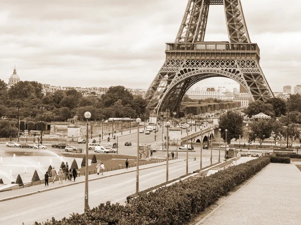 Париж, Франция, 1 сентября 2015 г. Вид на Эйфелеву башню и Иенский мост. Эйфелева башня - одна из самых посещаемых и узнаваемых достопримечательностей мира — стоковое фото