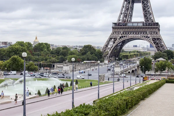 Париж, Франція, на 1 вересня 2015 року. Вид на Ейфелеву вежу і Iena міст. Ейфелева вежа є одним з найбільш відвідуваних і впізнаваний видовищ світу — стокове фото