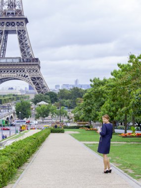 Paris, Fransa, 1 Eylül 2015 tarihinde. Eyfel Kulesi karşı mutlu turist. Eyfel Kulesi dünyanın en çok ziyaret edilen ve tanınabilir yerler biridir