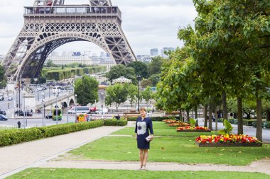 Paris, Fransa, 1 Eylül 2015 tarihinde. Eyfel Kulesi karşı mutlu turist. Eyfel Kulesi dünyanın en çok ziyaret edilen ve tanınabilir yerler biridir