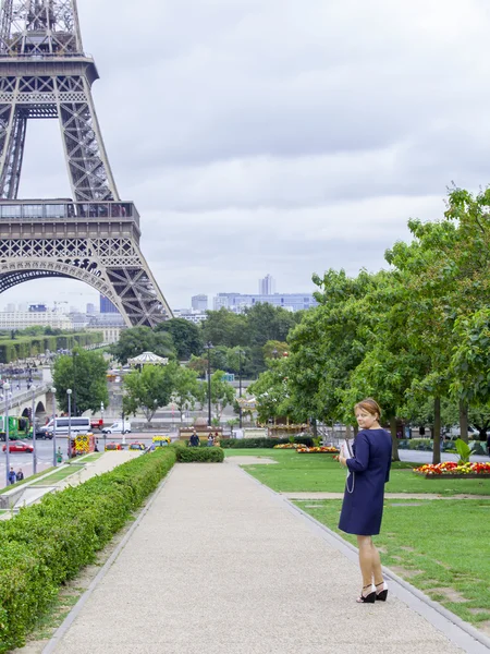 Париж, Франция, 1 сентября 2015 г. Счастливый турист против Эйфелевой башни. Эйфелева башня - одна из самых посещаемых и узнаваемых достопримечательностей мира — стоковое фото