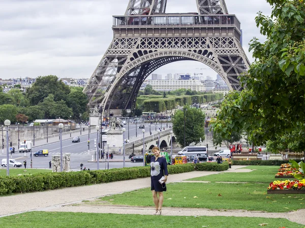 Париж, Франция, 1 сентября 2015 г. Счастливый турист против Эйфелевой башни. Эйфелева башня - одна из самых посещаемых и узнаваемых достопримечательностей мира — стоковое фото