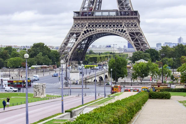 Paris, franz, am 1. september 2015. blick auf den eiffelturm und die iena-brücke. Der Eiffelturm ist eine der meistbesuchten und bekanntesten Sehenswürdigkeiten der Welt — Stockfoto