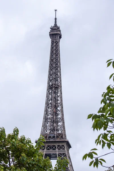 PARIS, FRANÇA, em 1 de Setembro de 2015. Vista da Torre Eiffel. A Torre Eiffel é um dos pontos turísticos mais visitados e reconhecidos do mundo — Fotografia de Stock