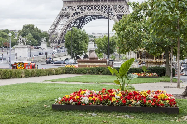 Paris, Fransa, 1 Eylül 2015 tarihinde. Eyfel Kulesi ve Iena Köprüsü manzarasına. Eyfel Kulesi dünyanın en çok ziyaret edilen ve tanınabilir yerler biridir — Stok fotoğraf