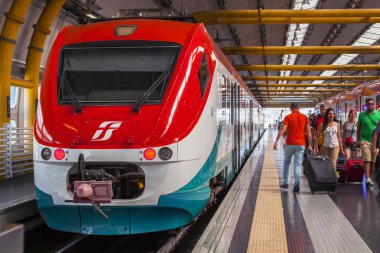 25 Ağustos 2015 tarihinde, Roma, İtalya. Leonardo hızlı bir platform Fumichino Havaalanı Tren İstasyonu. Leonardo ekspres yolcu Fumichino'nın Havaalanından Roma Termini'nın karakola getiriyor