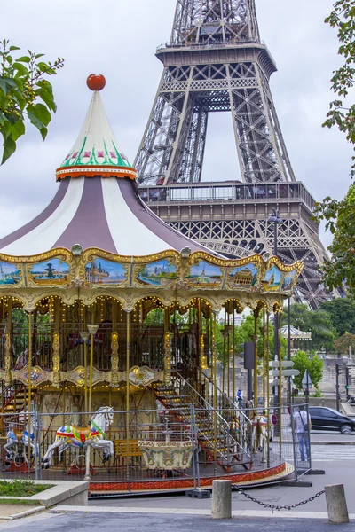 PARIS, FRANCE, on SEPTEMBER 1, 2015. A roundabout near the Eiffel Tower. The Eiffel Tower is one of the most visited and recognizable sights of the world — Stock Photo, Image