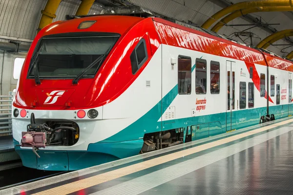25 Ağustos 2015 tarihinde, Roma, İtalya. Leonardo hızlı bir platform Fumichino Havaalanı Tren İstasyonu. Leonardo ekspres yolcu Fumichino'nın Havaalanından Roma Termini'nın karakola getiriyor