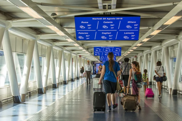 ROME, ITALY, on AUGUST 25, 2015. Fyumichino's airport. Passengers pass from the landed plane to the airport hall — ストック写真